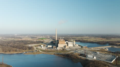 Planta-De-Energía-De-Flint-Creek-Junto-Al-Lago-Swepco-En-Arkansas-Con-Cielos-Despejados,-Vista-Aérea