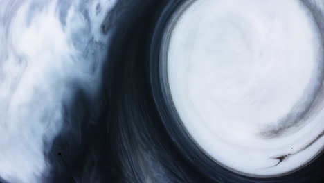 remolino de pintura blanca abstracta empujando lentamente hacia atrás líquido de tinta de forma negra nublada