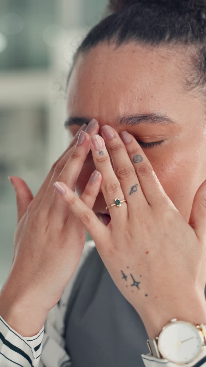 Nahaufnahme einer müden Frau, die sich vor Stress und Erschöpfung die Augen reibt