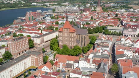 Absteigender-Blick-Nach-Oben-Auf-Die-Stadt-Am-Flussufer.-St.-Marys-Und-St.-Peters-Kirchen,-Die-Die-Umliegenden-Gebäude-überragen