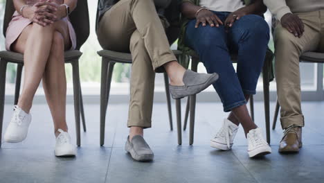 un grupo de hombres de negocios irreconocibles esperando