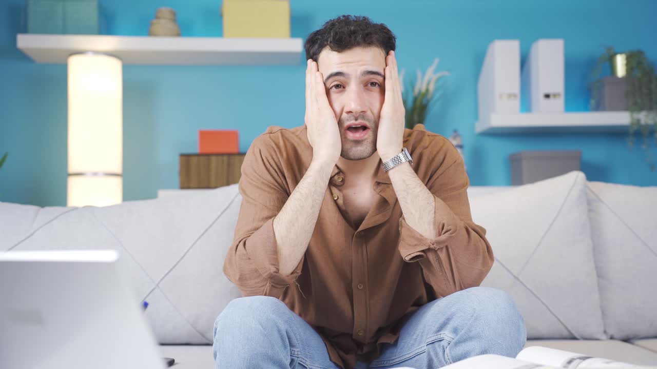 el hombre infeliz y deprimido es reflexivo y no se siente bien en casa.