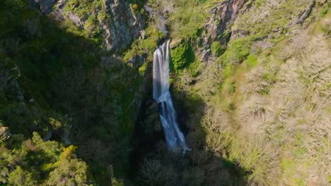 Vista-Aérea-De-La-Cascada-Más-Alta-De-Seimeira-De-Vilagocende-Cerca-De-Fonsagrada-En-Galicia,-España