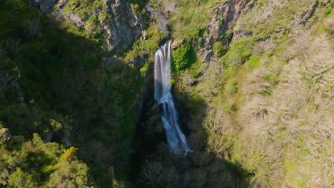 vista aérea del avión no tripulado de la cascada más alta de seimeira de vilagocende cerca de fonsagrada en galicia, españa