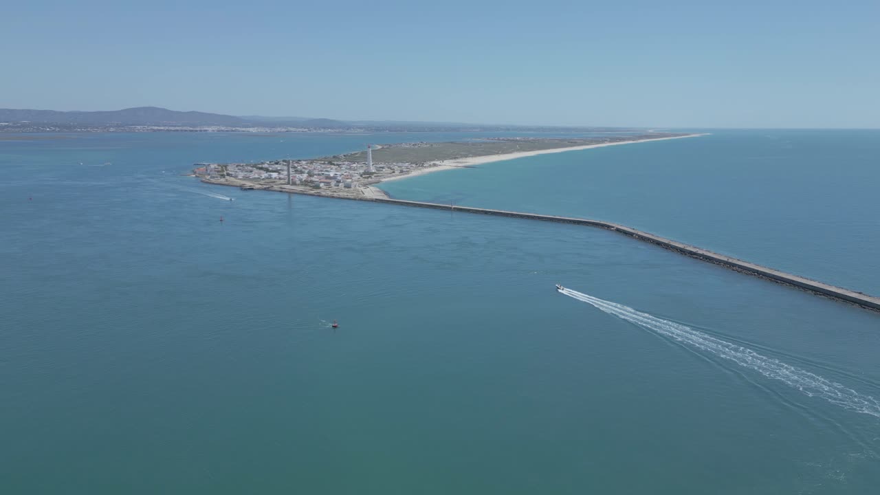 vista aérea de playas europeas prístinas en días calurosos y soleados con aguas cristalinas, desiertas y paradisíacas