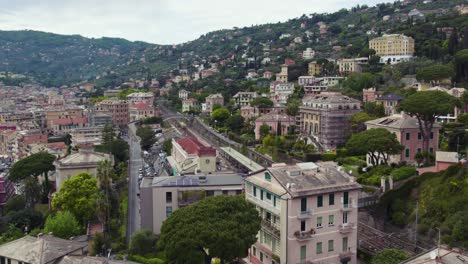 Estación-De-Tren-Y-Coloridas-Casas-En-Las-Laderas-De-Santa-Margherita-Ligure