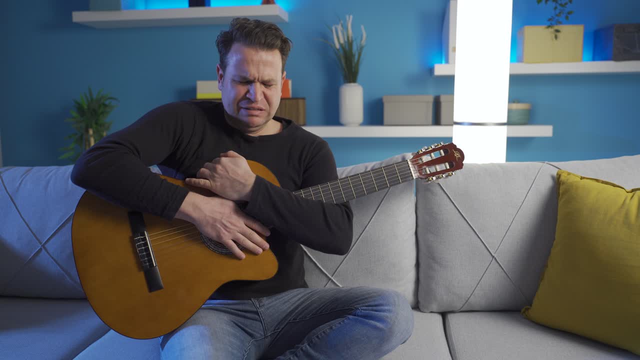 집에서 고통과 외로움을 겪고 있는 감정적이고 슬픈 성인 남자입니다.