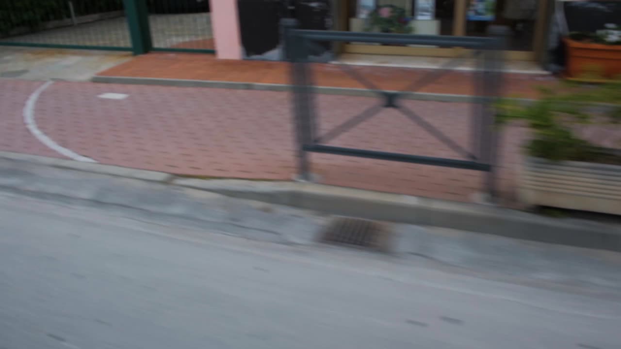ojciec i syn na motocyklu w pobliżu morza
