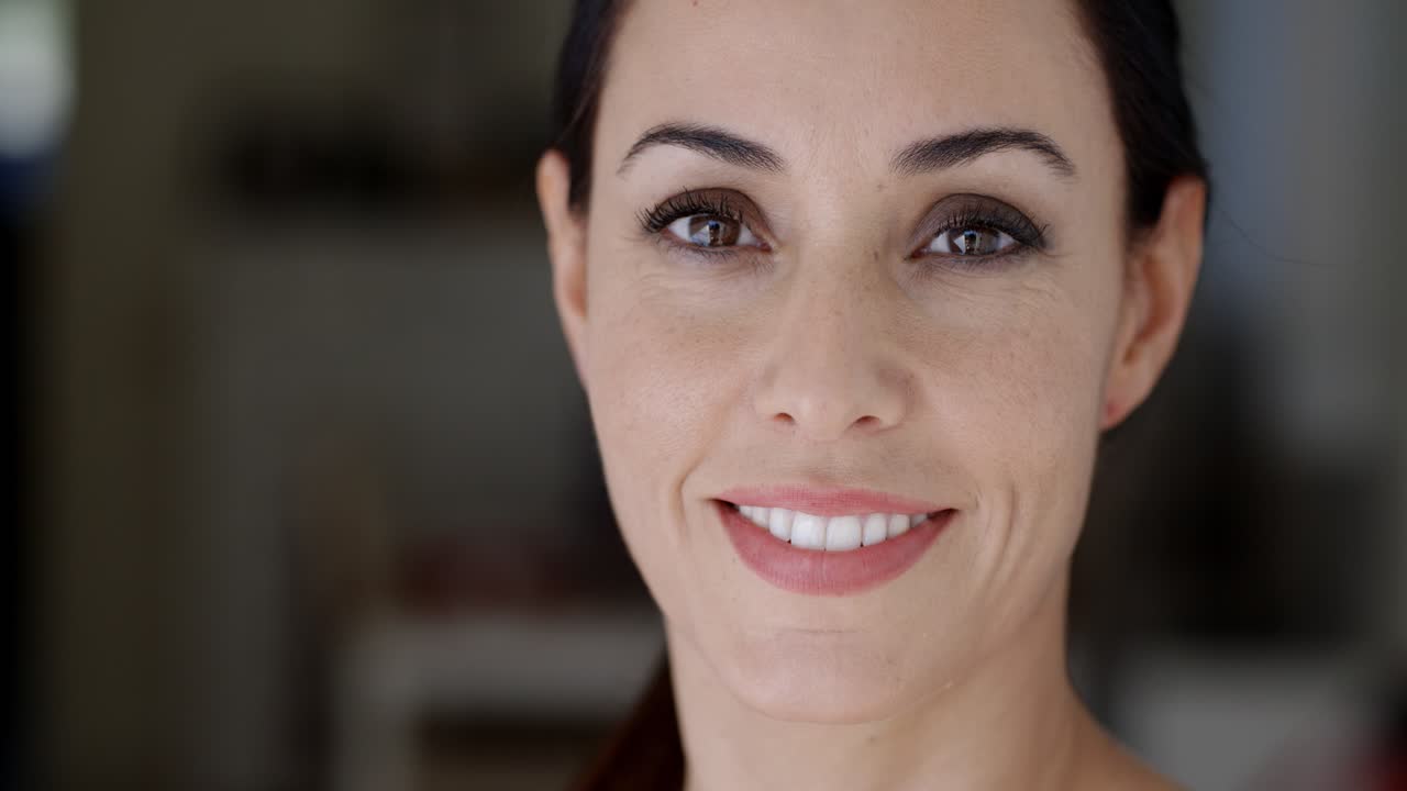 retrato de cerca de una joven impresionante