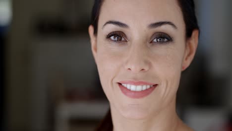 Close-Up-Retrato-De-Una-Mujer-Joven-Impresionante