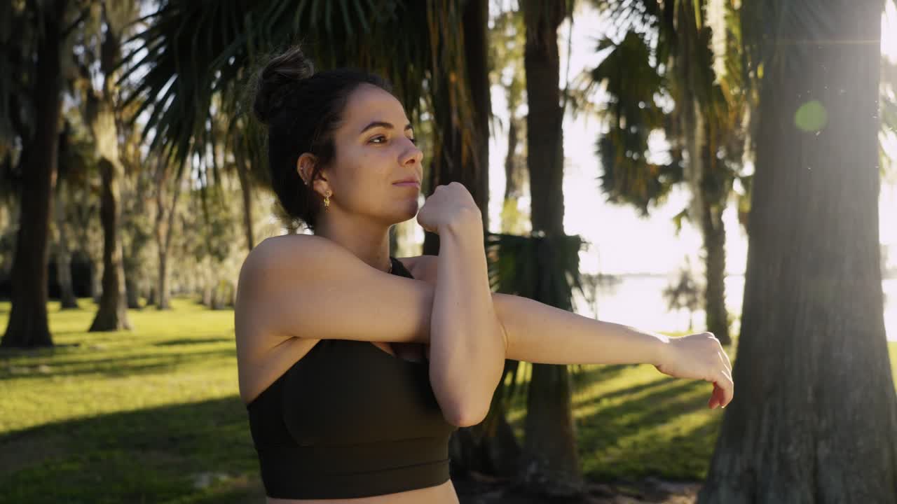 joven atlética hace un entrenamiento matutino