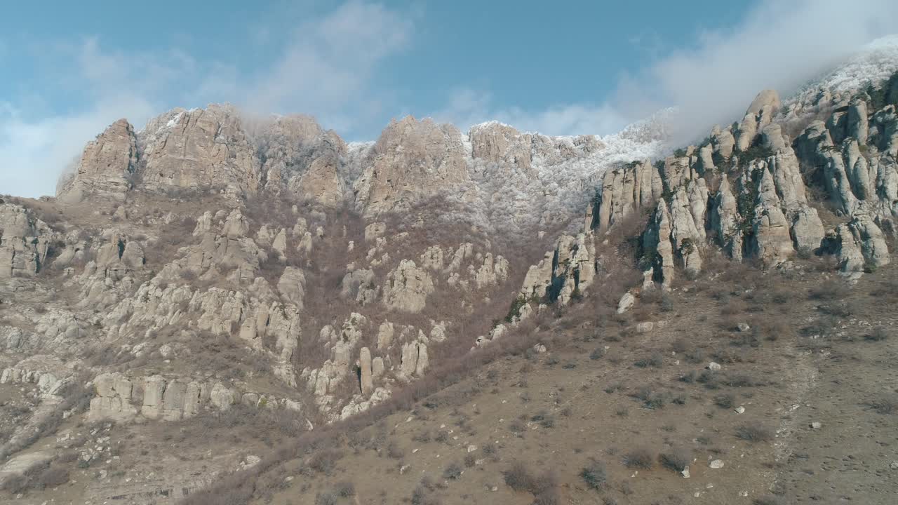 picos de montañas nevadas y paisajes rocosos
