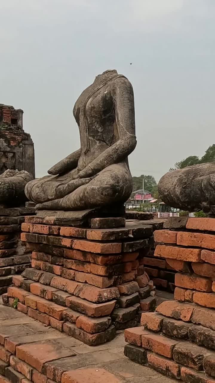 estatuas de buda decapitadas en un sitio histórico