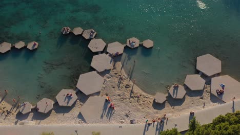 Plataforma-De-Hormigón-De-Forma-Hexagonal-Alrededor-De-La-Playa-De-Plava-En-Un-Día-Soleado-En-Vodice,-Croacia