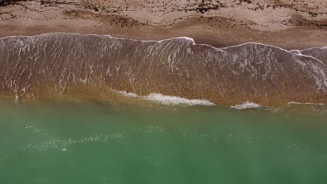 Vista-Aérea-De-La-Playa-De-Arena-Y-Agua-Turquesa