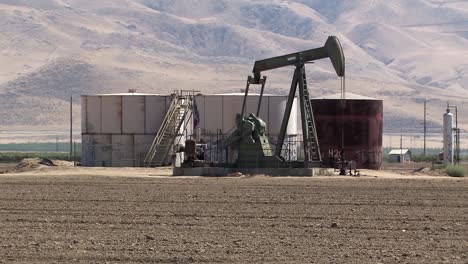 bomba de aceite en el campo en california, ee.uu.