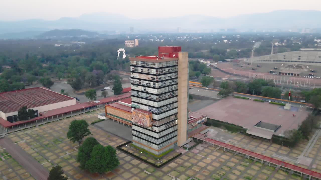 vista aérea en órbita de una torre académica en ciudad universitaria, ciudad de méxico