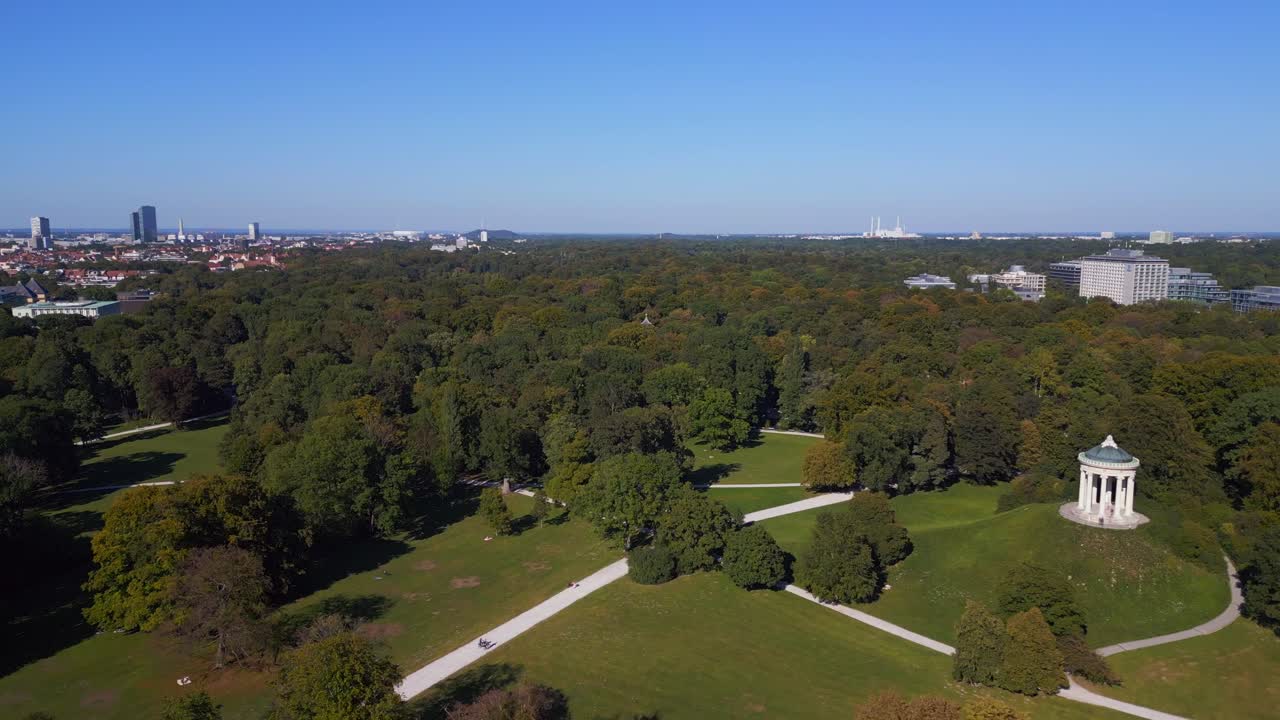 Vista aérea cenital fluida del Schwabinger Bach en el Jardín Inglés de Múnich, Alemania, Baviera, en un día soleado de verano con cielo azul, día 23