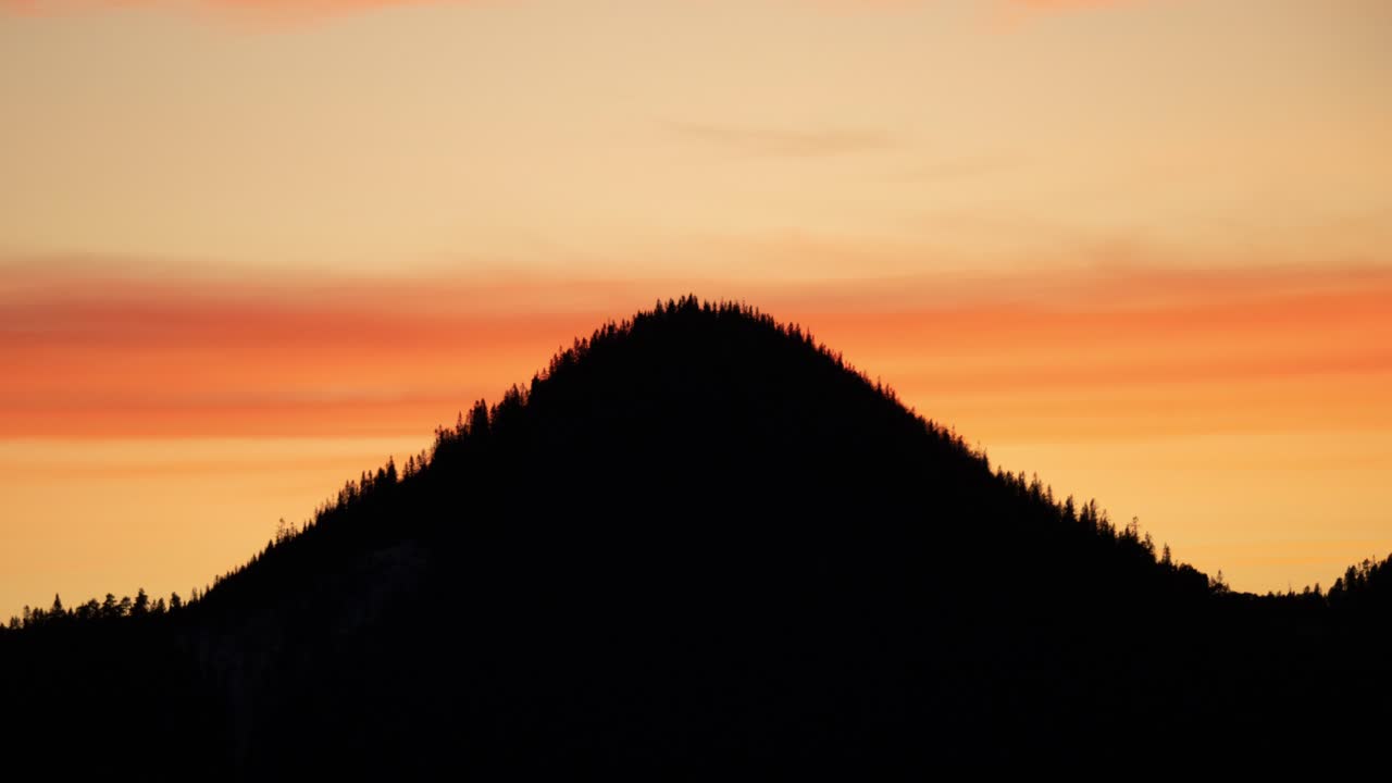 석양 산 실루엣입니다. - 타임랩스
