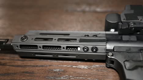 deslícese de izquierda a derecha sobre un arma de protección personal estilo ar de 9 mm con óptica holográfica