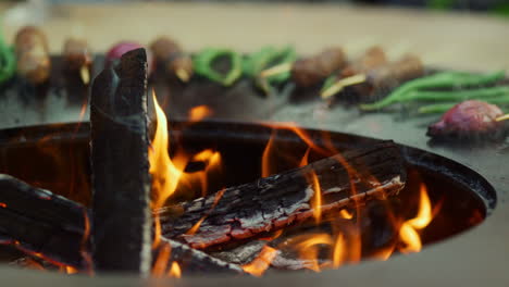 llamas de fuego ardiendo en la parrilla de la barbacoa en el patio trasero