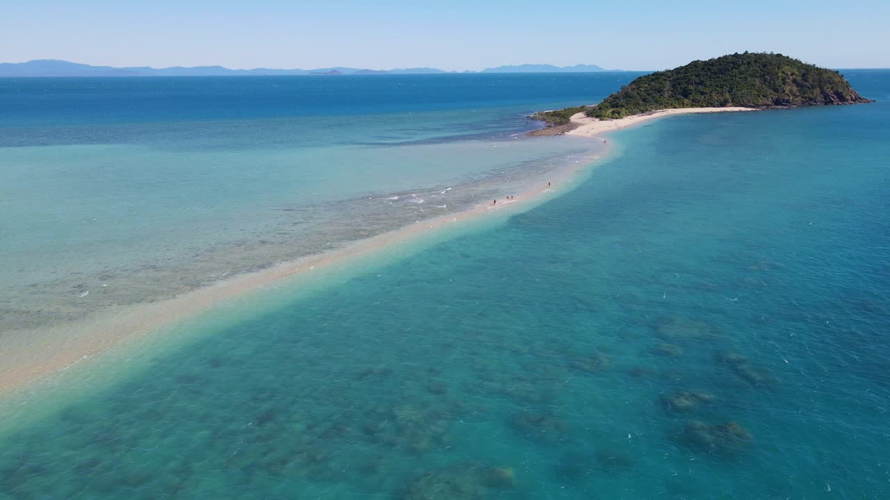 푸른 바다로 둘러싸인 랭포드 섬을 향해 모래 침을 따라 걷는 관광객들의 공중 전망 - 휘트선데이, qld, 호주에서 인기 있는 관광 명소