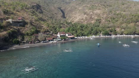 Panorámicas-Aéreas-A-Través-De-La-Tranquila-Playa-De-Jemeluk,-Hermosas-Aguas-Cristalinas-Del-Océano.