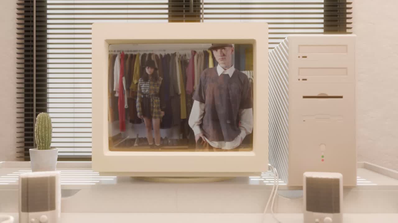 Configurazione di computer desktop vintage con video di moda sullo schermo