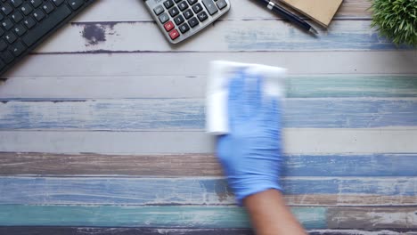 limpiando un escritorio en la oficina