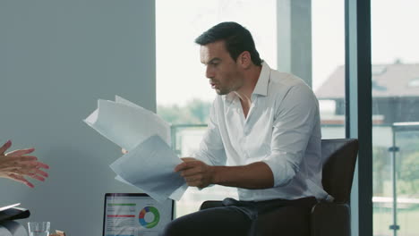 colegas discutiendo cuestiones de trabajo. hombre de negocios arrojando papel.