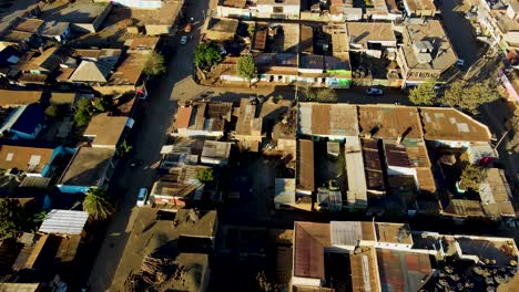 Amanecer:-Paisaje-De-Kenia-Con-Un-Pueblo,-Kilimanjaro-Y-El-Parque-Nacional-De-Amboseli---Seguimiento,-Vista-Aérea-De-Drones