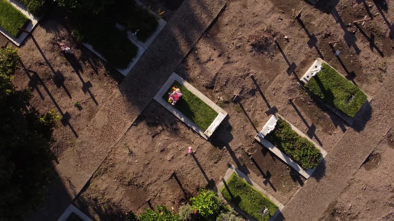 tumba con flores en el cementerio de chacarita en buenos aires, argentina