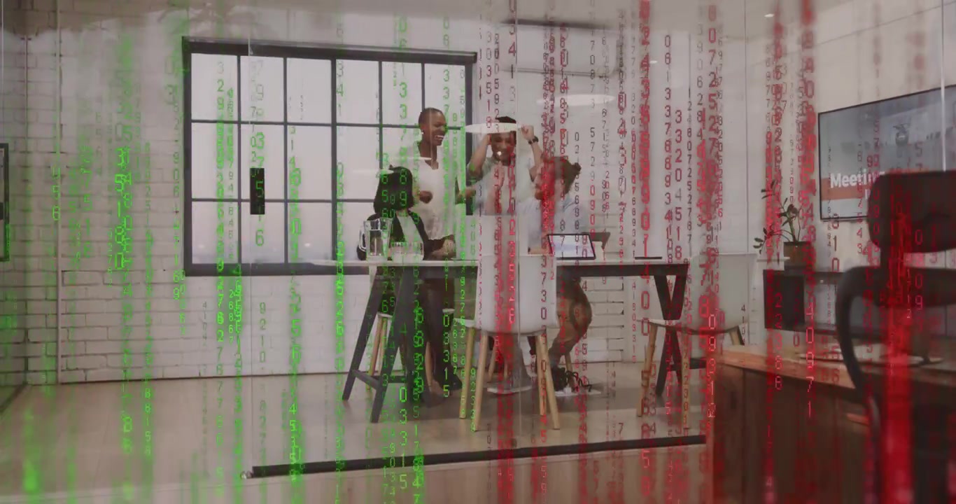 同僚がノートパソコンを確認し、コードの流れが激しくなる中でビジネスデモのためにVRヘッドセットをテストしている