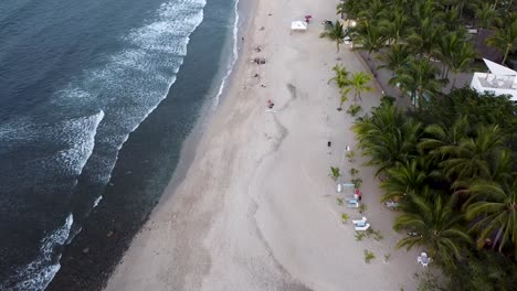 clip aéreo de drones de la playa de sayulita en nayarit, méxico