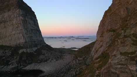 montañas y un cielo rosado al atardecer