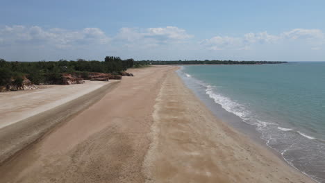 Elevating-Drone-footage-of-Casuarina-Beach-to-Darwin-Skyline,-Northern-Territory