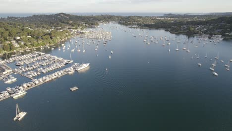 Yachten-Zum-Bootfahren-Vor-Anker-In-Den-Ruhigen-Gewässern-Von-Pittwater-In-New-South-Wales,-Australien