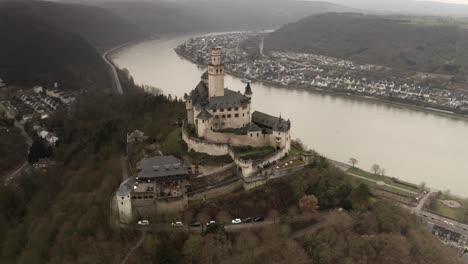 luftansicht einer mittelalterlichen burg auf einem hügel über dem rhein