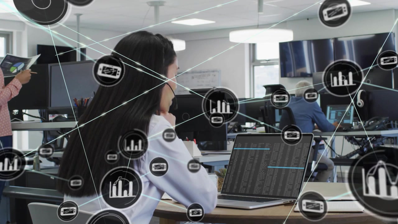 Mujer profesional con auriculares usando un portátil con conexiones de datos en la oficina