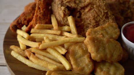 pollo frito con patatas fritas y nuggets