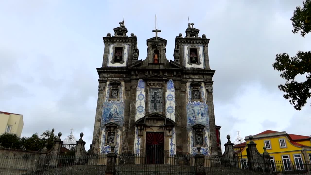 iglesia única de iglesia de santo ildefonso en oporto con azulejos azules y blancos de la fachada