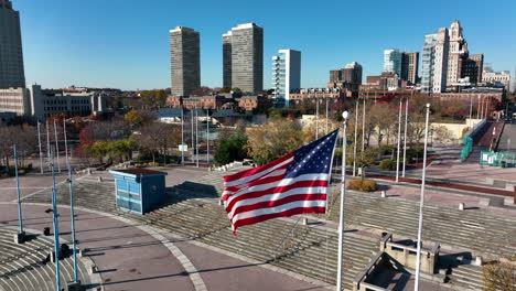 Amerikanische-Flagge-Weht-Im-Wind