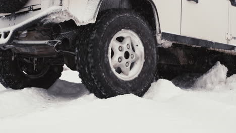 land rover defender d90 被困在雪地中,因降雪而燃烧了轮胎