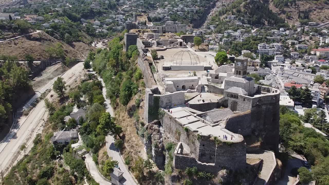 vista de drones del castillo de gjirokastër en albania, sitio del patrimonio mundial, albania