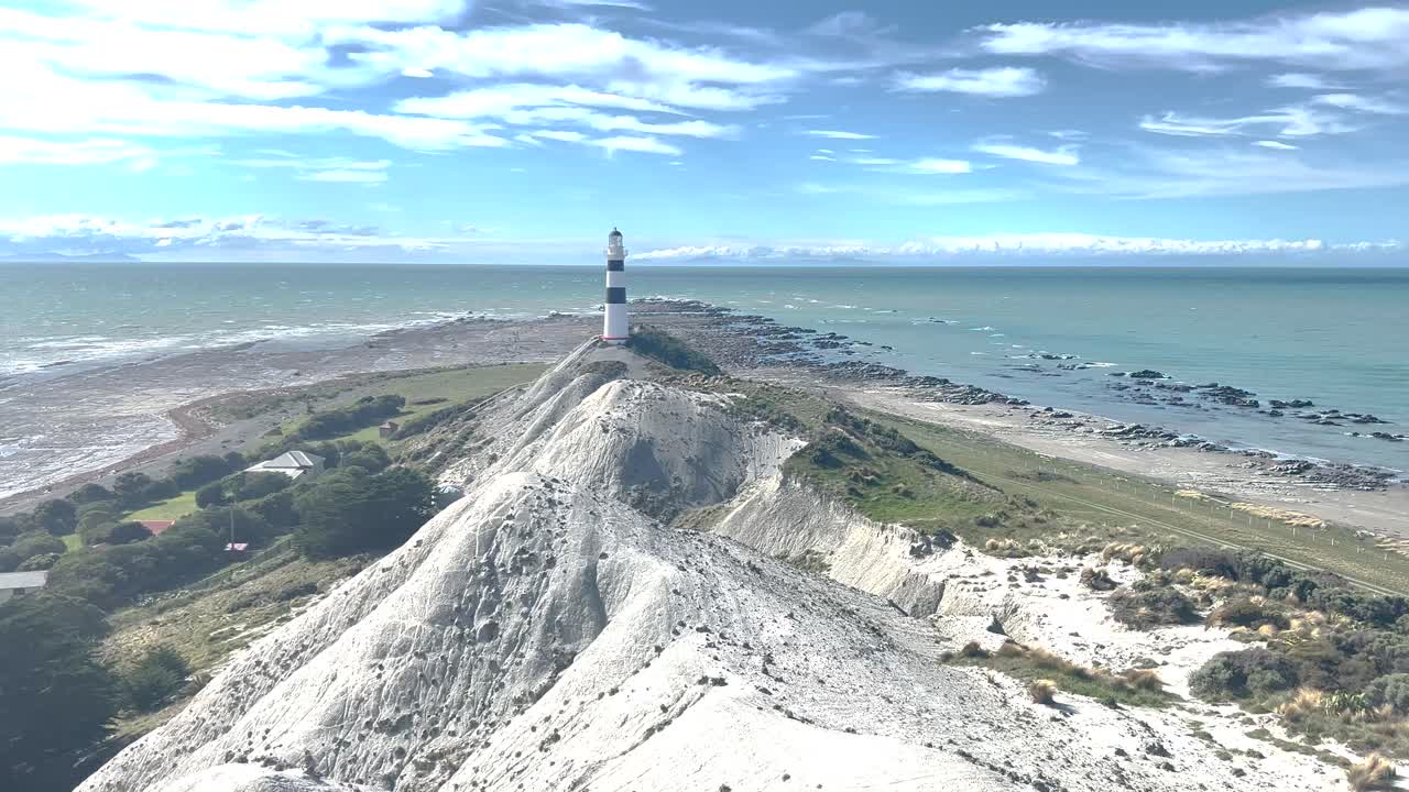 Cape Campbell med røde og hvite striper, steinete kyst, Sørøyas sørspiss, New Zealand. Maritimt.