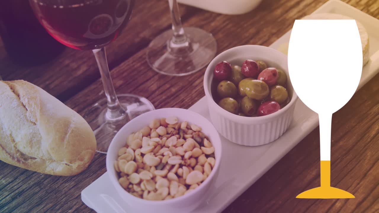 animación de un vaso de vino lleno de líquido amarillo sobre la mesa con vino y bocadillos