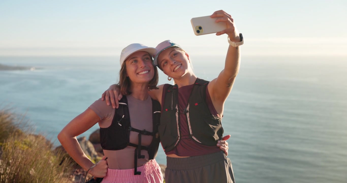 Due donne che si scattano un selfie durante un'escursione in montagna sulla costa