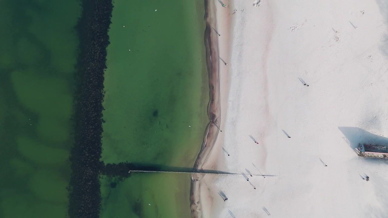 Kołobrzeg strand droneoptagelse, Østersøkysten, sommerrejsedestination.