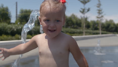 Agua-Fría-Del-Chorro-De-La-Fuente-Haciéndola-Feliz