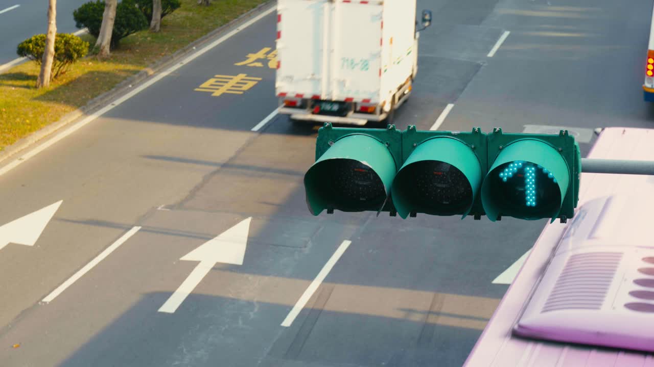 타이베이, 타이완 - 늦은 저녁 타이베이 시의 신이 금융 구역의 비는 거리